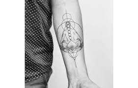 Tattoo artist yoji harada, who is best known for his appearance in tlc series miami ink has died at age 46. 33 Coole Minimalistische Tattoos Fur Yogis Explor