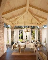 Ein ordentlicher windschutz schafft hier abhilfe. Uberdachte Terrasse Mit Vorhangen Fur Mehr Privatsphare Design Fur Aussenkuche Raum Im Freien Landhaus Dekoration