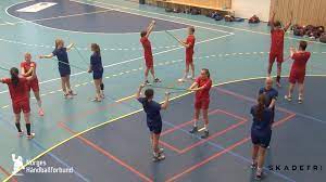 Håndball spilles i dag stort sett innendørs. Handball