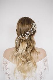 Pour un mariage bohème, avec une coiffure légère, les barrettes fleuries et autres couronnes à fleurs (fausses ou naturelles !) sont un bon moyen d'apporter une touche d'originalité et de verdure à l'ensemble de la tenue. Half Up Hair La Coiffure Ideale Pour Un Mariage Boheme
