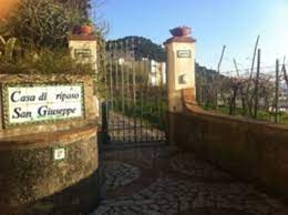 Soggiorna nella casa dove è nato e cresciuto uno dei personaggi simbolo di capri, il musicista peppino di capri e vivi la dolce vita caprese declamata nelle sue canzoni: Rsa Di Capri Sollievo Dai Test 30 Tamponi Negativi Capri Press