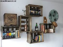 Deko Regal Aus Hangenden Weinkisten Mit Anti Holzwurm Warmebehandlung An Wand Weinkisten Regal Dekorationen Haus Deko