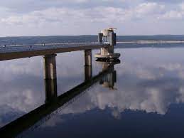 La disparition du village de naussac en lozère, englouti avant la mise en service d'un barrage. Barrage De Naussac Langogne 1981 Structurae
