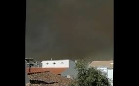 Sol encoberto pelo fumo no incêndio dos concelhos de tavira e s. Vl8vslslmyy6rm