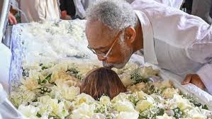 Gilberto Gil se despede de Preta Gil em velório no Rio