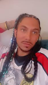 Rebranded my hair. I love how the tinsil makes the braids light up 👆