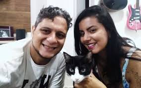 Voluntária faz ação de adoção online; interessados aumentam durante  isolamento