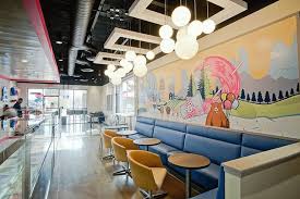 Experiential Ice Cream Shops Baskin Robbins Unveiled A Next Gen Moments Ice Cream Shop Design Trendhunter Com Store Design Shop Design Interior