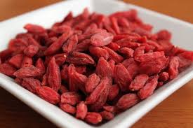 Goji Berries Also Called Wolfberries Are Bright Orange Red Berries From A Plant Native To China There Th Gezonde Vruchten Gezonde Maaltijden Voedsel Ideeen