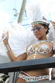 Bei allem abenteuer ist barbados übrigens sehr sicher, auch für alleinreisende frauen. Rihanna Die Mode Queen Des Crop Over Festivals Vogue Germany
