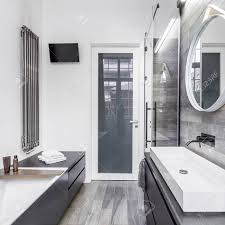 Bestehend aus diversen hängeschränken waschtisch spiegel leuchten und bei bedarf auch weiterer sanitärausstatung. Elegantes Design Im Badezimmer Mit Weissen Wanden Und Holzfliesen Lizenzfreie Fotos Bilder Und Stock Fotografie Image 90325467