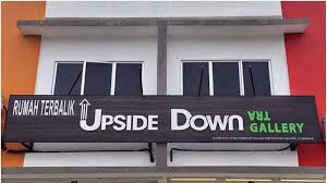 Apa yang uniknya tentang rumah terbalik ni adalah kesemua barangan yang terdapat di dalam rumah ataupun luar rumah berada di dalam kedudukan terbalik. Upside Down Port Dickson Rumah Terbalik Port Dickson Ticket