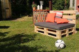 Einfach 4 lenkrollen an allen vier ecken unter die paletten schrauben und schon haben sie wahlweise einen couchtisch. Gartenmobel Aus Paletten Selber Bauen Tipps Obi