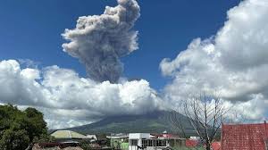 Filipinas ordena evacuar a más de mil familias tras erupción del volcán Mayón