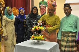 Apabila mendengar tentang sejarah kesultanan melayu melaka kita pasti akan terbayangkan kehidupan masyarakat zaman dahulu yang hidup di rumah kayu dan bekerja. Majlis Jamuan Kelab Guru Bawa Tema Kesultanan Melayu Warta 9