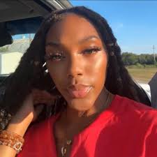 These are some glute exercises I recommend for growing glutes and quads 🥰  (for reference these are current pictures of my legs/glutes) Glute based-  Step ups KAS glute bridges- I see most