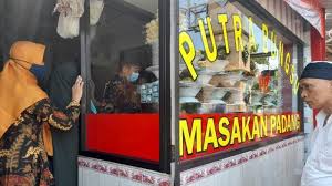 Maybe you would like to learn more about one of these? Masakan Warung Makan Padang Di Sragen Ini Diklaim Otentik Seperti Di Sumatra Benarkah Tribun Solo