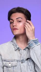 Truco de Light Lock Stick de @indigotohell para maquillaje