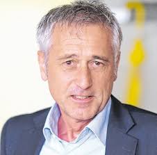 Mit Wackelpapst und festem Glauben