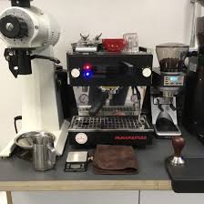 Du kannst perfekten espresso und ebensolchen milchschaum beziehen, ohne dich dabei mit komplizierten das innenleben der la marzocco gs/3 ist robust gestaltet, ebenso wie bei den gastromaschinen. La Marzocco Linea Mini Review 2021 North Star Coffee Roasters