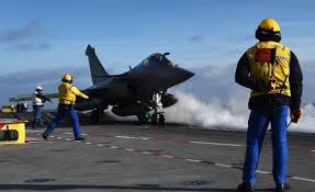 En visite au qatar, notamment pour signer la vente de 24 rafale au pays du golfe persique, le selon certains médias français, le qatar avait posé comme condition à l'achat de rafale l'obtention de droits de trafic supplémentaires vers la france pour sa compagnie aérienne, qatar airways. Paris Afp Le Qatar Va Acquerir 24 Rafale Un Contrat De 6 3 Milliards D Euros