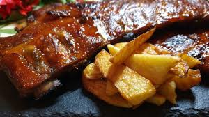 Datorită unui sos special, carnea se obține fragedă și suculentă, cu o crustă rumenă și apetisantă. Coaste De Porc Fragede La Cuptor Savoare De Crin