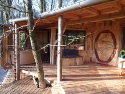 Decouvrez La Cabane Hobbit Pachamama Situee Dans Le Pays Basque Retrouvez Vous Dans Une Cabane Semi Enterree Entre Terre Et Mer Tel Cabane Pays Basque Pays