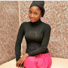 Tabbas amina amal yar madigo ce saboda hotunan banza da take yi inji hadiza gabon. Hausa Iskanci