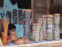 Berdasarkan cara memainkan, bentuk, serta bahan pembuatannya, alat musik ini sebetulnya tidak jauh berbeda dengan gendang jawa, hanya saja bentuk tabungnya yang ramping memanjang membuat ia umumnya dimainkan sambil berdiri. 5 Alat Musik Tifa Sejarah Fungsi Gambar Bentuk Alat Musik Tifa Bukubiruku Sejarah Gambar Alat