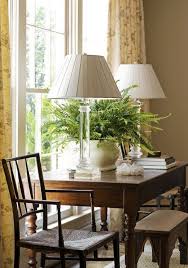 Phoebe Howard Interior Design Lovely Vignette With A Table And Crystal Lamps Arreglos De Flores En 2019 Diseno De Interiores Decoracion De Muebles Y Decoracion Hogar