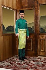 Beliau merupakan pengasas bersama jenama pakaian the garment dan cerut wd cigar. Wak Doyok Ar Twitter Ini Design Lalang Makcik Ko