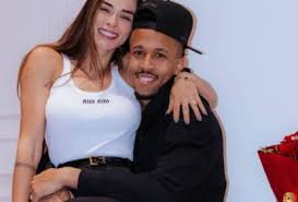 Esposa de Éder Militão, da seleção, vira alvo por declarar: ‘não gosto de estar grávida’