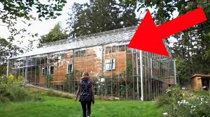 Um im heimischen garten eine besonders üppige gemüseernte zu erzielen oder exotische gewächse zu züchten. Schwedische Familie Baut Haus Im Gewachshaus Youtube