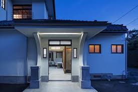 Welcome to the asian interior design style guide where you can see photos of all interiors in the this front view of the house showcases the large concrete exterior walls and structures of the house. Schemata Architects Weaves Modern Design Into A Traditional Japanese House