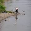 Ausholen und mit der angelrute den wurm weit hinaus ins badewasser werfen. 1