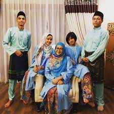 Fatimah binti rahmad ali (lahir 14 mac 1968, dikenali dengan nama pentasnya eirma fatima dan erma fatima) merupakan seorang pelakon, pengarah filem, penerbit, dan penulis skrip malaysia. Persis Wajah Kajol Anak Syurga Erma Fatima Rupanya Seorang Penerbit Eksekutif Kisah Dunia