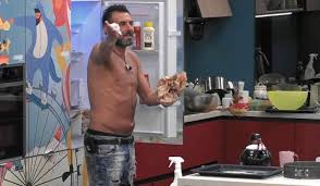 In un filmato registrato dalle telecamere intorno all'ora di pranzo, si vede lucia armeggiare con il forno della cucina. Grande Fratello Vip Sossio Aruta Scoppia Il Caos Al Gf Vip News