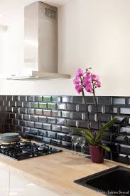 La Credence En Carreaux Metro Noirs Est Vraiment Tendance Et Donne Du Caract Ideas De Decoracion De Cocina Diseno De Cocina Moderna Diseno De Cocina Rustica