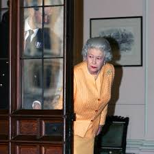 Qualche giorno fa il primo ministro boris johnson ha annunciato le tappe delle prossime riaperture. La Regina Elisabetta E I Due Uomini Della Sua Vita Foto Amica