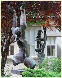 On Rentre Dans Le Musee Zadkine Par Le Jardin Dans Ce Lieu Intime Sont Exposes Des Bronzes De Grande Dimension De Differentes Epoques Certaines Des Sculptures Sculptures Sculpture Luxembourg Gardens