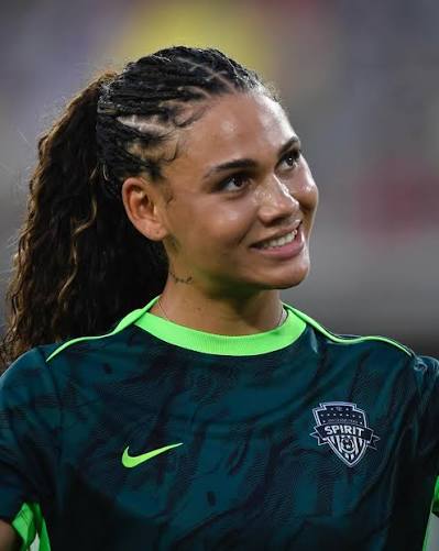 Trinity Rodman đã ký hợp đồng 3 năm với Washington Spirit. Với giá trị trung bình hàng năm trên 1 triệu đô la, nó khiến cô trở thành cầu thủ nữ được