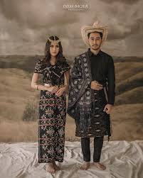Sesuai konsep acara lamaran yang serba ungu, krisdayanti tampil matching dengan dandanan aurel yang. Pakaian Adat Timor Info Gtk