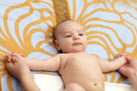 Die frage ab wann mit der babymassage begonnen werden kann, stellen sich viele junge eltern, obgleich sie schon längst angefangen haben ihr kind zu berühren, zu streicheln und instinktiv zu. Babymassage Anleitung Fur Das Zartliche Ritual Eltern De