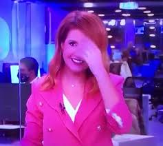 Transmite vários espaços informativos complementados com programas de economia, desporto, cultura, politica, entre outros. Jornalista Da Tvi24 Apanhada Desprevenida Em Direto Flashtv Flash