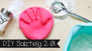 Christmastbaum aus eisstielen mit pailletten besetzt. Diy Salzteig 2 0 Handabdruck Fussabdruck Erinnerung I Basteln Youtube