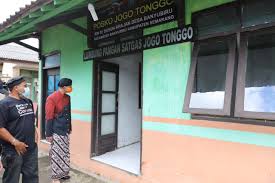 Pemerintah memperpanjang pemberlakuan pembatasan kegiatan masyarakat (ppkm) skala mikro di jawa dan bali hingga dua minggu ke depan. Qtr2csymemtrem