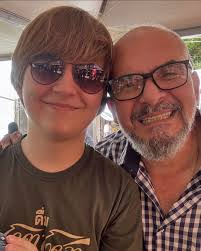 Hoje é aniversário da pessoa mais legal do mundo. Meu marido Joel Lucas.  Você é um presente na vida de todo mundo que tem o privilégio da sua  presença. Felicidade ter você