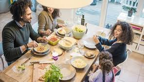 Indonesia belum makan rasanya kalau belum menyentuh nasi, tapi makan malam di indonesia tergantung pada daerahnya. Beda Menu Beda Juga Waktu Makan Malam Di 8 Negara Ini