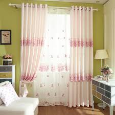 Gorden jendela yang menggantung menutup pandangan dari orang yang diluar menjadikan privasi jika anda ingin memunculkan suasana elegan pada kamar, pemilihan warna kuning keemasan 1.1 1. 7 Model Gorden Minimalis Untuk Kamar Tidur Nirwana Deco Jogja