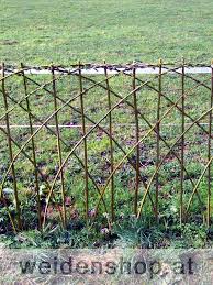 Weidenzaun Weidenflechtzaun Aus Korbweide Weiden Weidenzaun Gartendesign Ideen